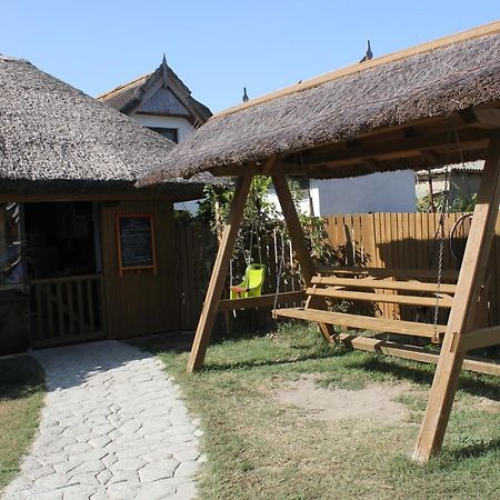 Отель Cerdacul Cu Stuf Сфынту-Георге Экстерьер фото