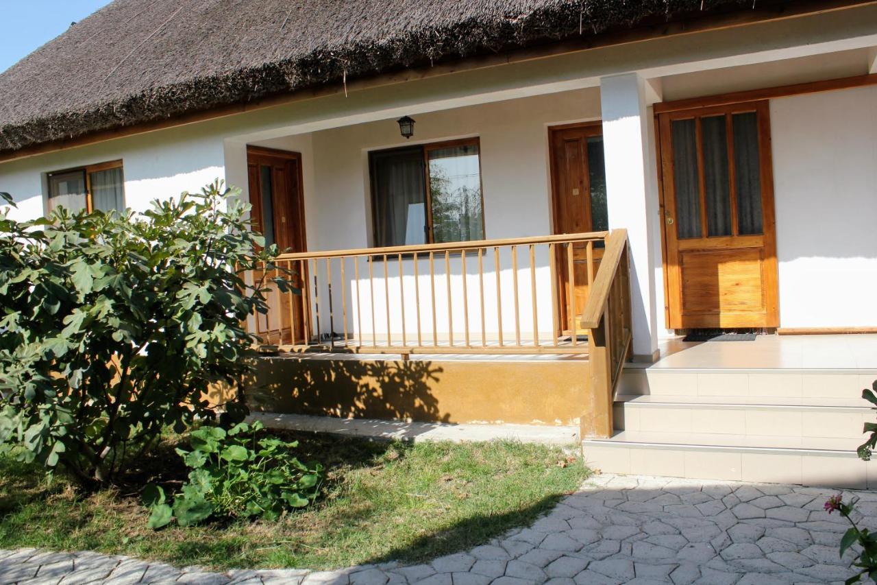 Отель Cerdacul Cu Stuf Сфынту-Георге Экстерьер фото